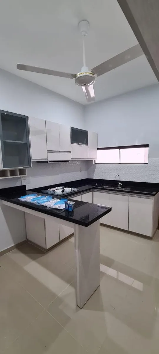 Interior de living comedor con doble altura